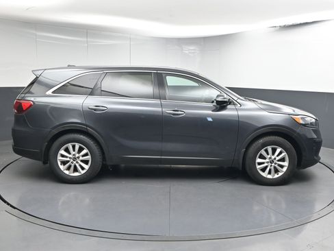 Used 2020 Kia Sorento LX image 9