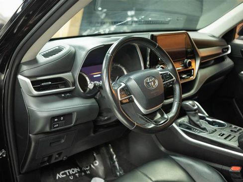 Used 2024 Toyota Highlander XLE AWD/4WD image 10
