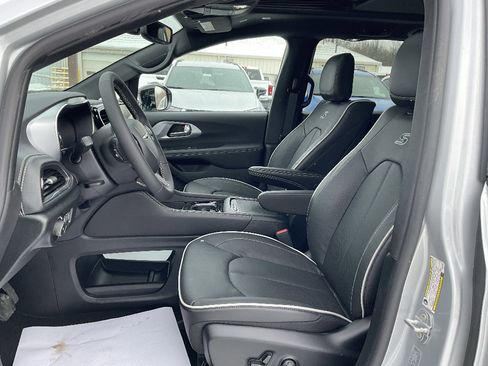 New 2026 Chrysler Pacifica Limited w/ Uconnect Theater Family Group FWD image 8