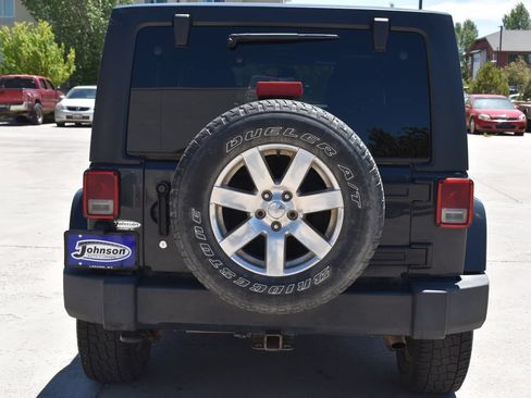 Used 2018 Jeep Wrangler Unlimited Sahara w/ Connectivity Group AWD/4WD image 6