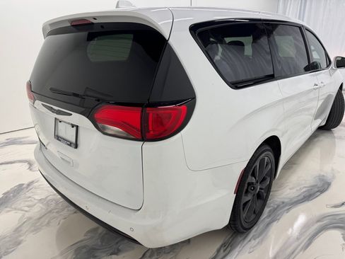 Used 2020 Chrysler Pacifica Touring w/ S Appearance Package FWD image 8