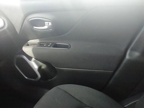 Used 2020 Jeep Renegade Latitude w/ Cold Weather Group image 20