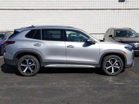 New 2025 Volkswagen Tiguan SE image 2