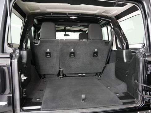 Used 2018 Jeep Wrangler Unlimited Sahara image 33