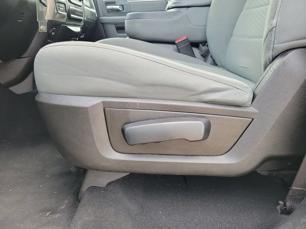 Used 2020 RAM 1500 Classic SLT AWD/4WD image 8