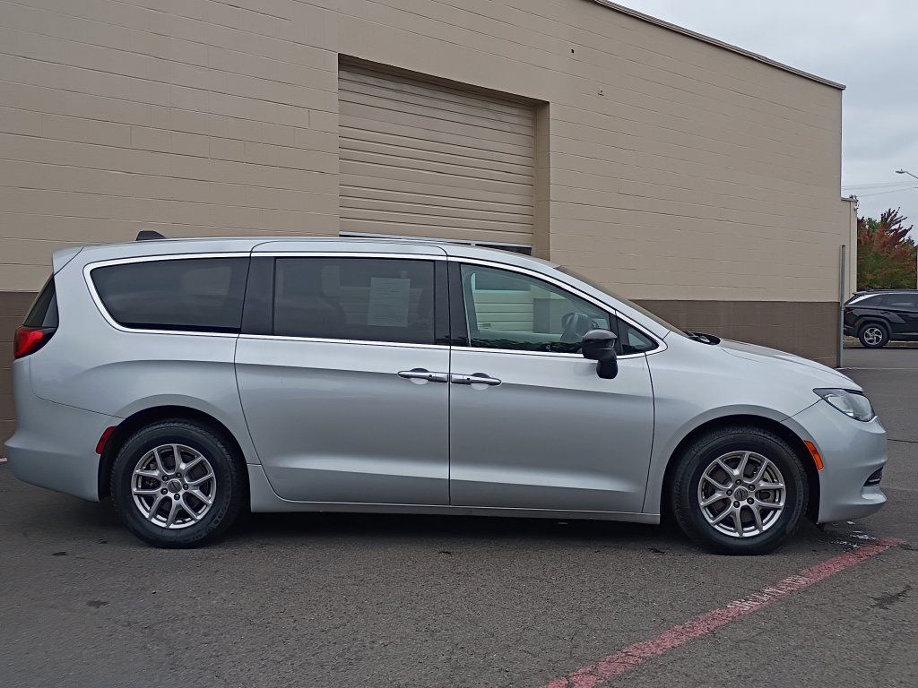 Used 2024 Chrysler Voyager LX FWD image 3
