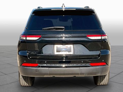 Used 2024 Jeep Grand Cherokee Altitude AWD/4WD image 5