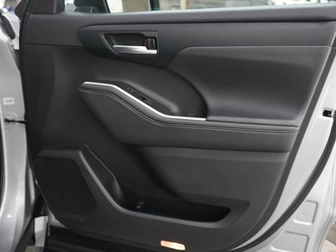 Used 2023 Toyota Highlander XLE image 9