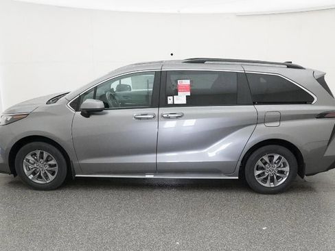 New 2026 Toyota Sienna XLE image 3