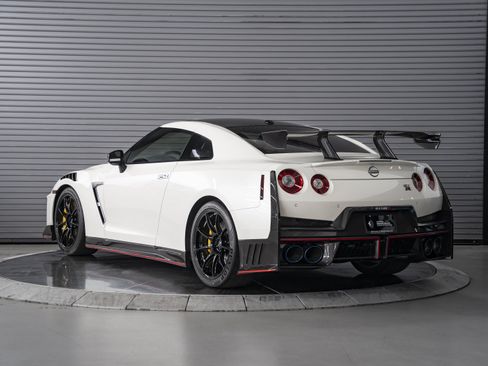 Used 2024 Nissan GT-R NISMO w/ Floor Mat Package AWD/4WD image 3