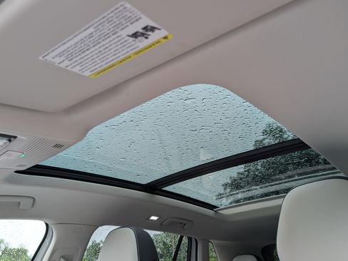 Used 2025 Volkswagen Tiguan SE w/ Panoramic Sunroof Package AWD/4WD image 15
