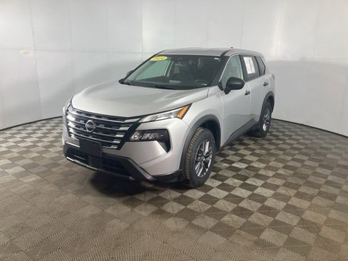 Used 2024 Nissan Rogue S image 4