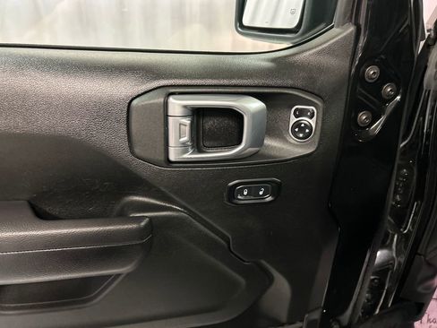 Used 2024 Jeep Gladiator Sport image 14