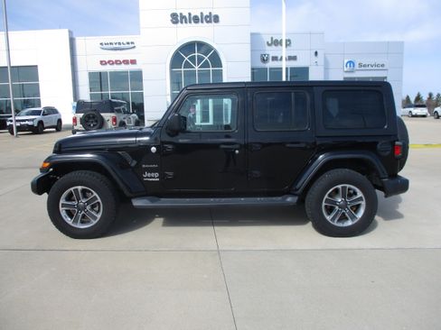 Used 2018 Jeep Wrangler Unlimited Sahara image 2