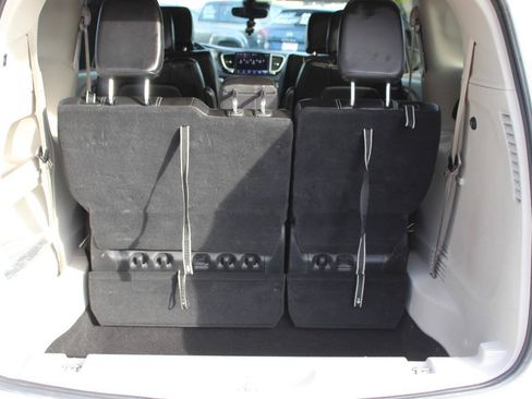 Used 2023 Chrysler Pacifica Touring-L FWD image 13
