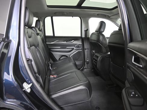 Used 2023 Jeep Grand Cherokee Limited w/ Luxury Tech Group II image 16