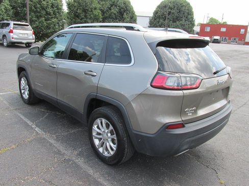 Used 2019 Jeep Cherokee Latitude w/ Cold Weather Group AWD/4WD image 5