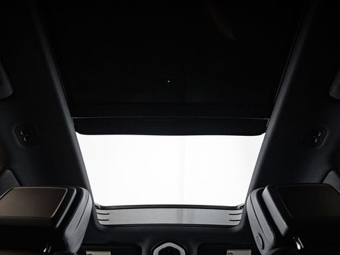 Certified 2023 Porsche Macan AWD/4WD image 30