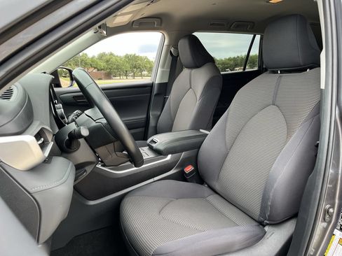 Used 2024 Toyota Highlander LE AWD/4WD image 22