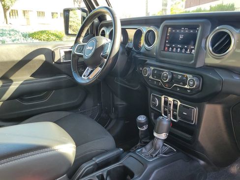 Used 2019 Jeep Wrangler Unlimited Sahara AWD/4WD image 9