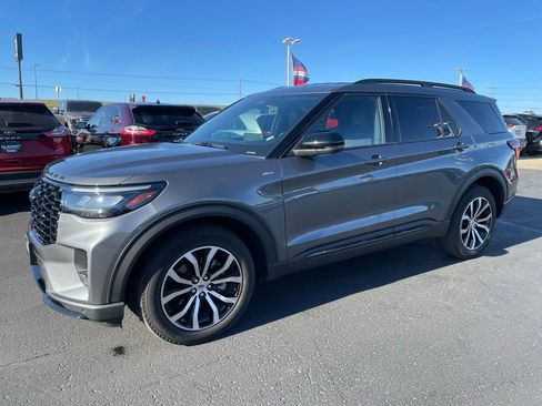 Used 2025 Ford Explorer ST-Line image 6