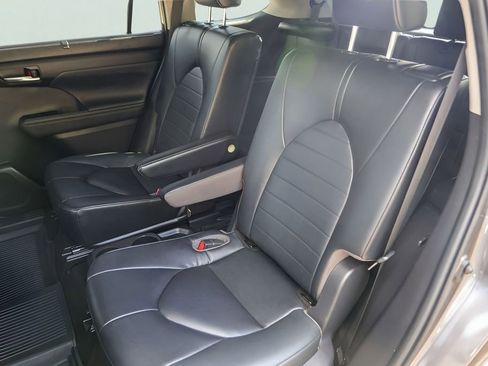 Used 2023 Toyota Highlander XLE image 28