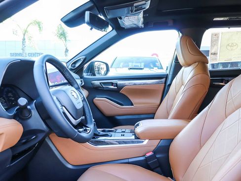 New 2026 Toyota Highlander Platinum image 18