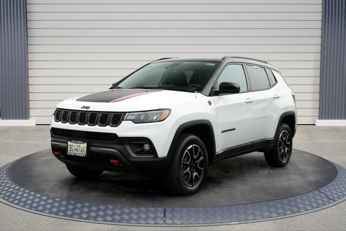Used 2025 Jeep Compass Trailhawk AWD/4WD image 4