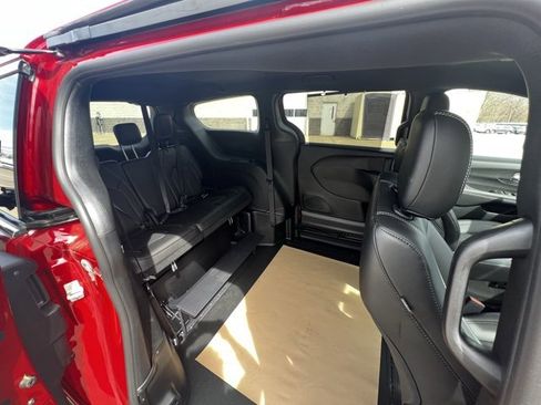 Used 2025 Chrysler Voyager LX image 25