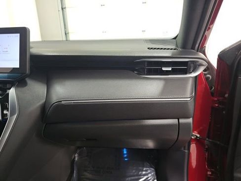 Used 2024 Toyota Venza XLE image 40