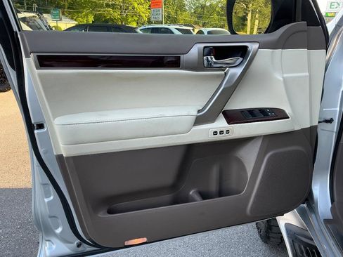 Used 2019 Lexus GX 460 Premium w/ Premium Package image 15