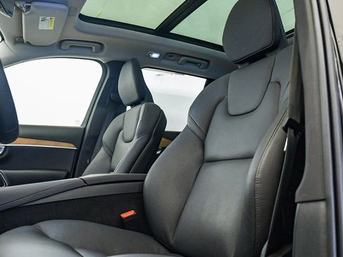Certified 2025 Volvo XC90 B6 Ultra AWD/4WD image 19