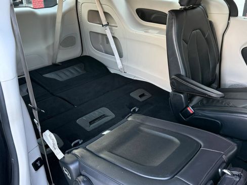 Used 2017 Chrysler Pacifica Touring-L Plus FWD image 9