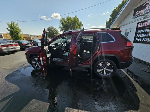 Used 2019 Jeep Cherokee Limited w/ Luxury Group AWD/4WD image 23