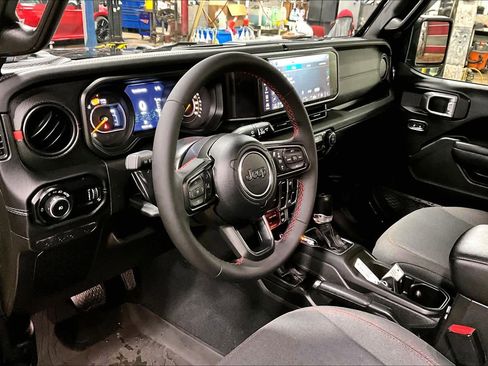 Used 2024 Jeep Wrangler Unlimited Rubicon image 15