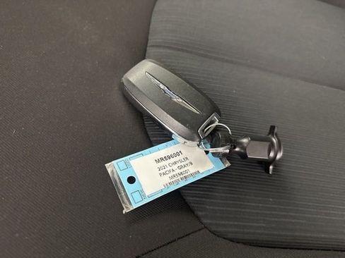 Used 2021 Chrysler Pacifica Touring w/ Cold Weather Group FWD image 34