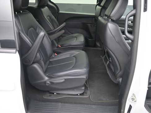 Used 2024 Chrysler Pacifica Limited FWD image 13