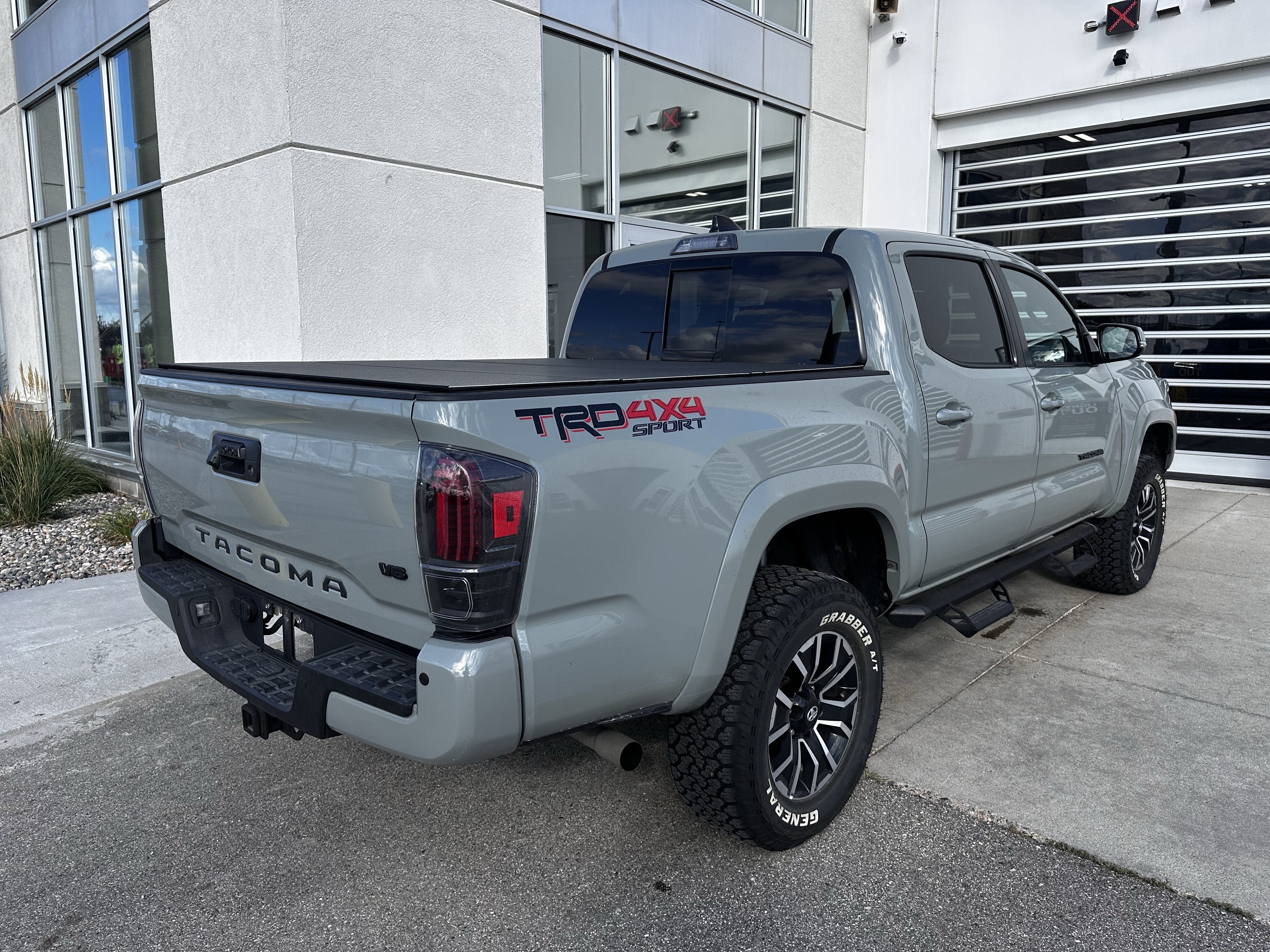 Used 2023 Toyota Tacoma TRD Sport w/ TRD Premium Sport Package AWD/4WD image 5