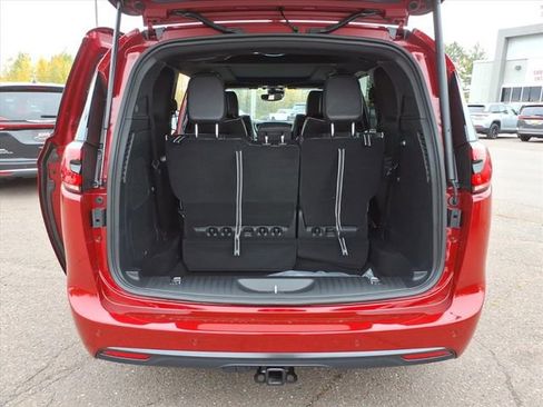 New 2026 Chrysler Pacifica Limited w/ Uconnect Theater Family Group image 8