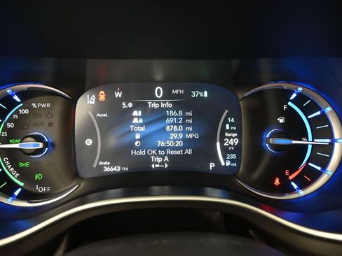 Used 2024 Chrysler Pacifica Limited FWD image 24
