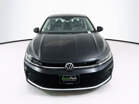 Used 2025 Volkswagen Jetta SE FWD image 2