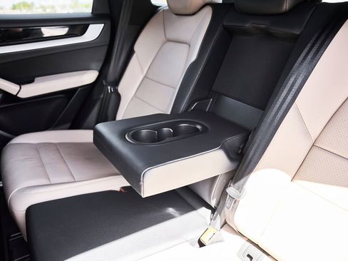 Used 2025 Porsche Cayenne AWD/4WD image 45