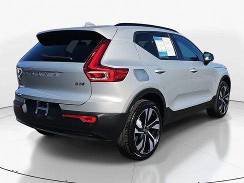 Used 2025 Volvo XC40 B5 Plus image 5