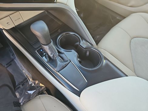 Used 2018 Toyota Camry LE image 25