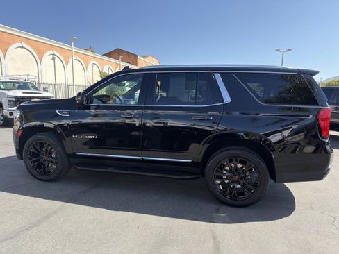 Used 2023 GMC Yukon SLT w/ SLT Luxury Package AWD/4WD image 5