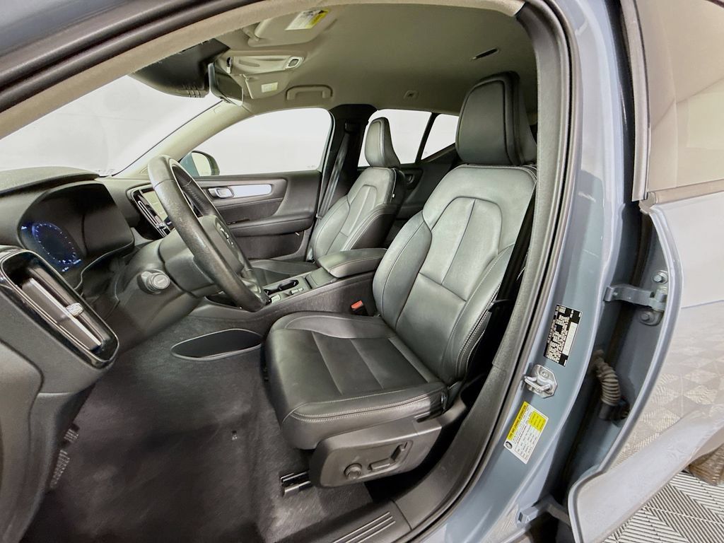 Used 2021 Volvo XC40 T5 Momentum AWD/4WD image 23