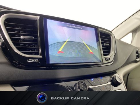 Used 2024 Chrysler Pacifica Touring-L image 4