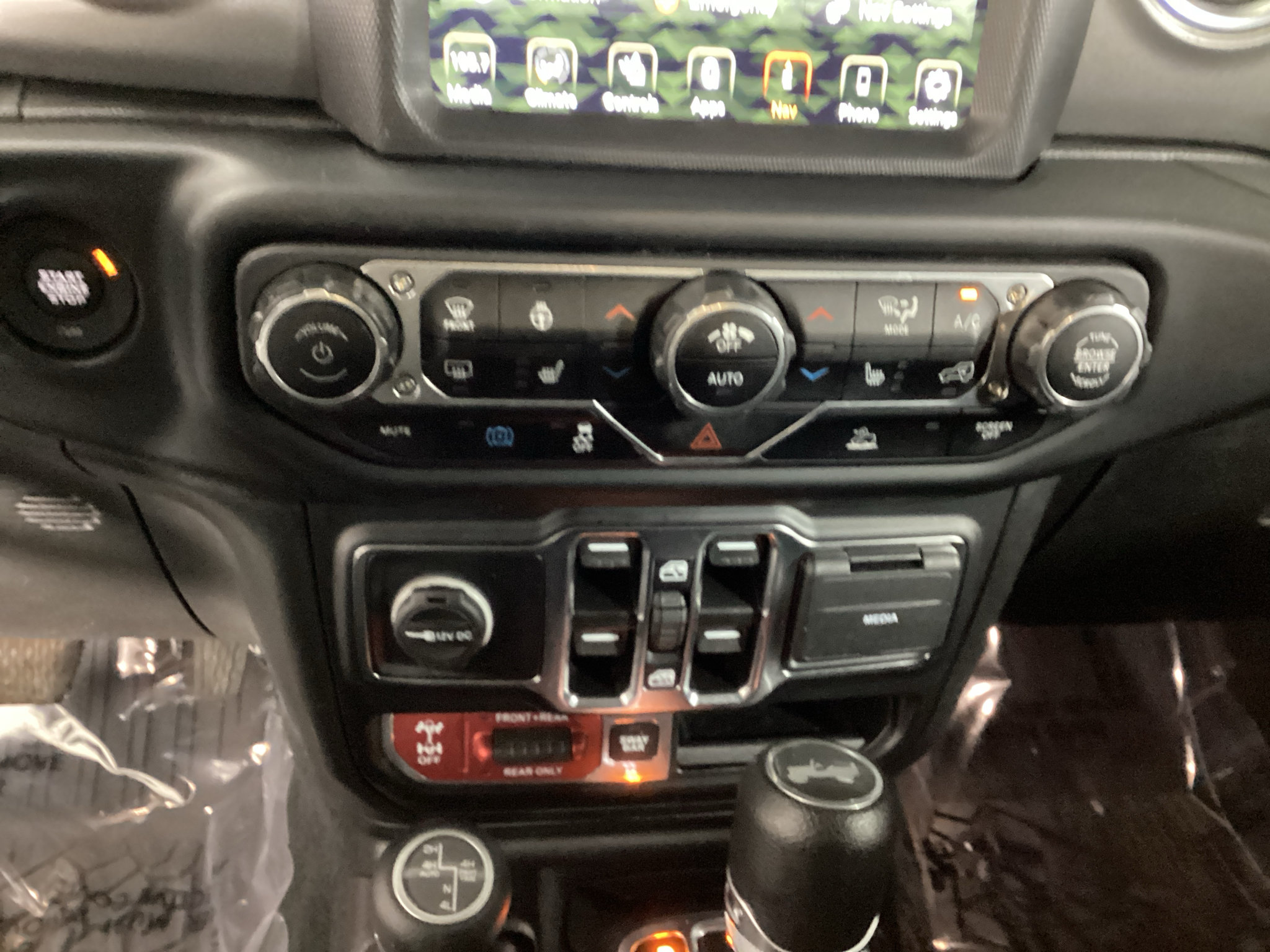 Used 2022 Jeep Wrangler Unlimited Rubicon 4xe w/ Cold Weather Group AWD/4WD image 24