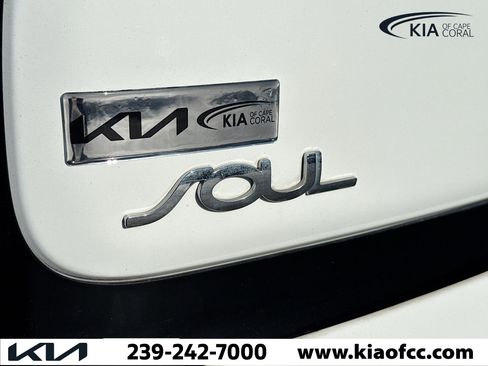 Used 2016 Kia Soul + image 11