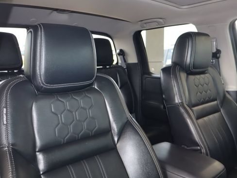 Used 2022 Nissan Frontier SV w/ SV Premium Package AWD/4WD image 43